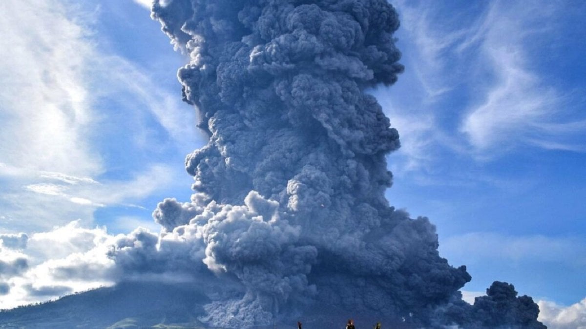 В Индонезии проснулся вулкан Левотоло: кадры мощного извержения облетели Сеть 