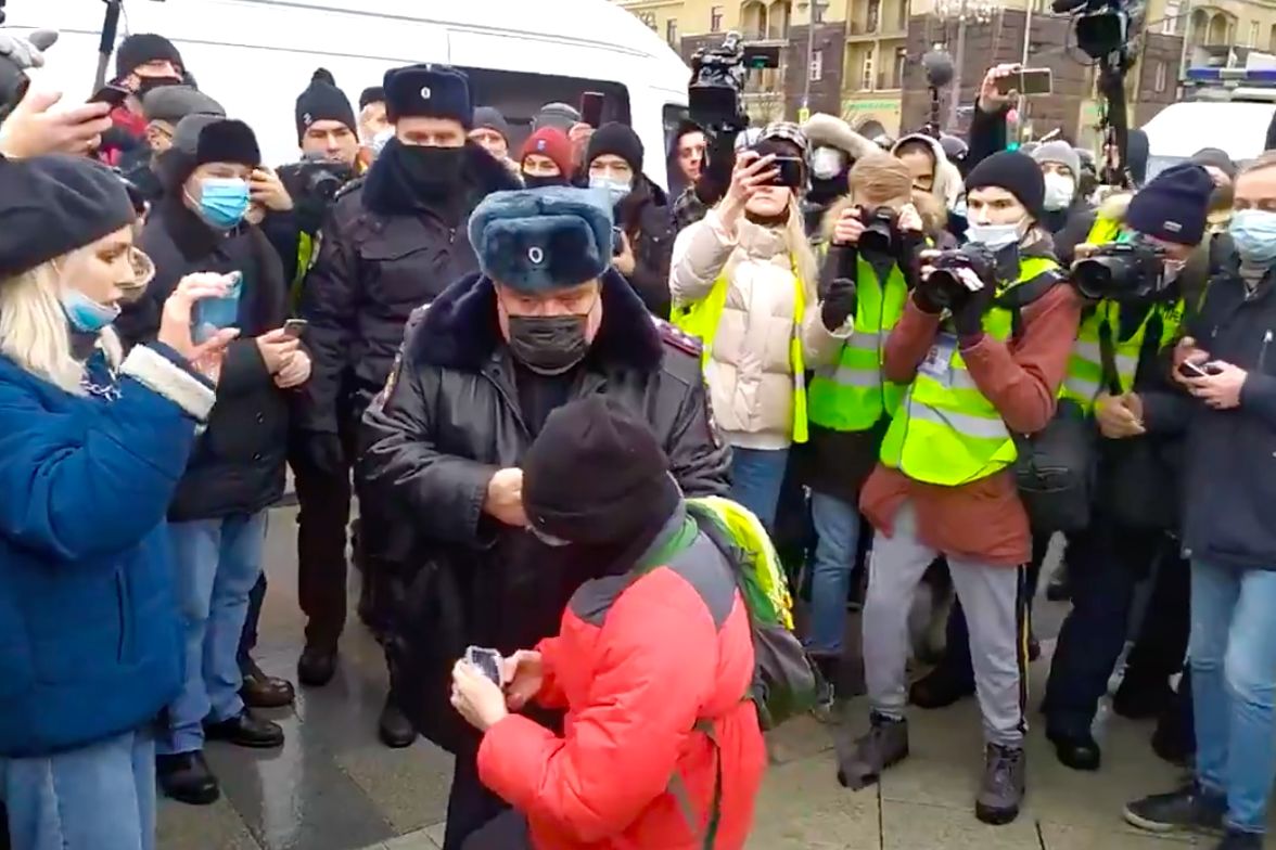 ​Протест в Москве: полиция, орудуя дубинками, схватила ребенка, в силовиков полетели снежки, видео