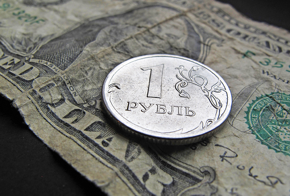 Аналитики предсказали россиянам курс сто рублей за доллар после выборов