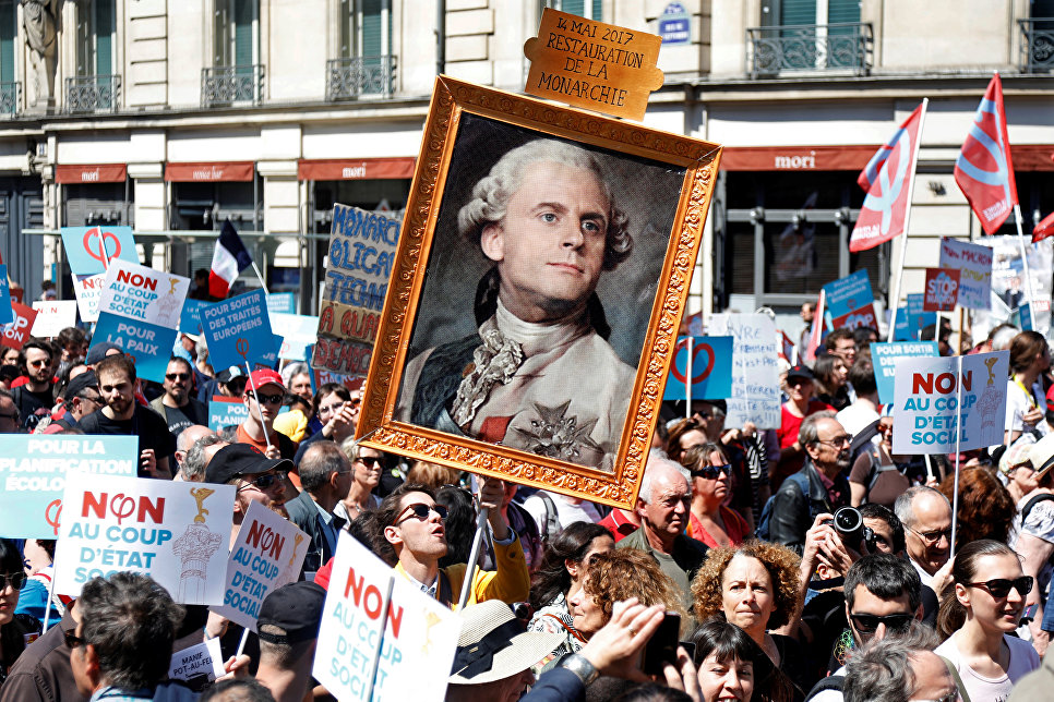 В Париже набирает обороты марш против президента Макрона: на улицы вышли тысячи