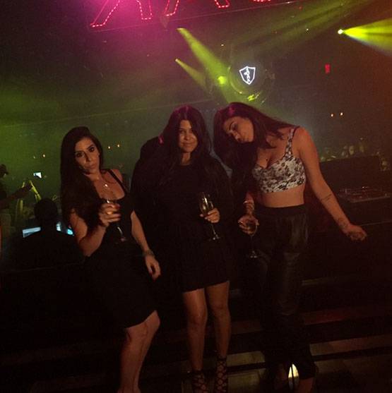 Кортни Кардашьян шокировала сцеживанием молока на вечеринке в Лас-Вегасе