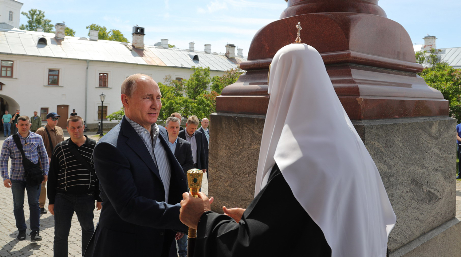 ​"Мог ведь процедуру экзорцизма затеять", - соцсети высмеяли Путина, который дважды оттолкнул от себя патриарха Кирилла-Гундяева на Валааме, — кадры