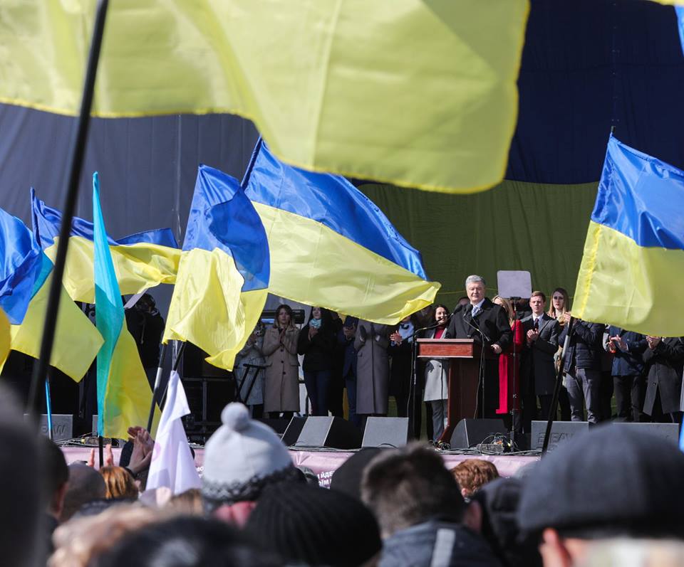 Хотел немного заработать, но попал под раздачу: на митинге Порошенко побили сторонника Шария – кадры