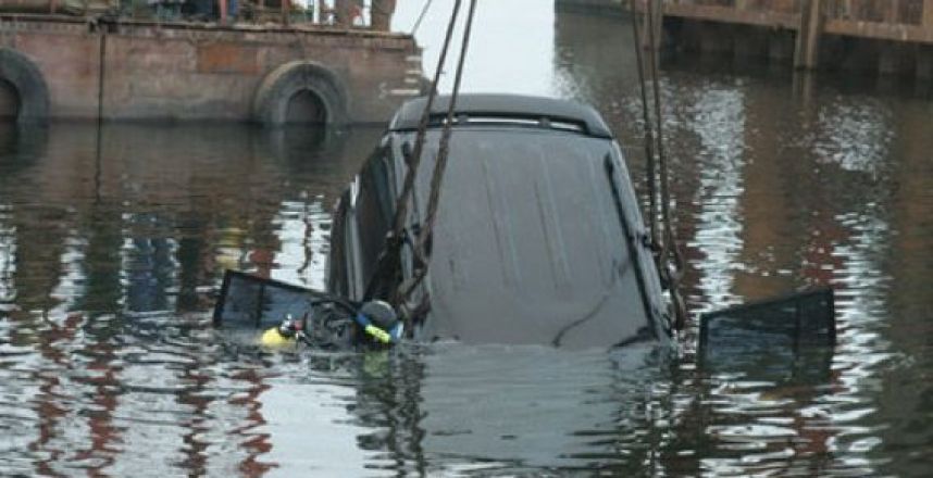 Происшествие в Москве: 83-летнего водителя автомобиля, упавшего в Яузу, спасти не смогли