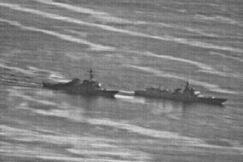 Опасное сближение: СМИ опубликовали кадры "сражения" кораблей ВМС США и Китая 