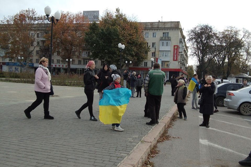 ВСУ в Херсоне: мирные жители с флагами Украины массово идут встречать освободителей, первые кадры