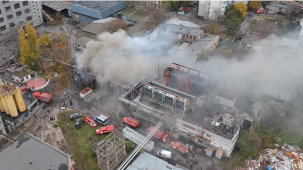 Огонь 30 метров, слышны хлопки: масштабный пожар в одном из промышленных районов Одессы взбудоражил местных жителей - одесситы в панике. Кадры