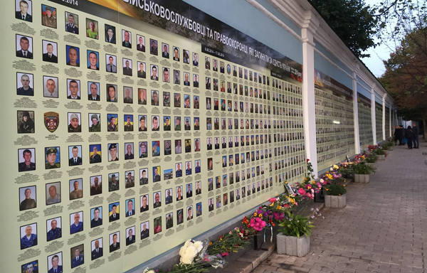 "Этим утром ровно три года назад, 29 августа 2014-го года колонны окруженных украинских войск пошли на выход из Иловайска по "зеленому коридору", выход превратился в кровавый бой", - Бутусов напомнил об одном из самых трагических для Украины дней