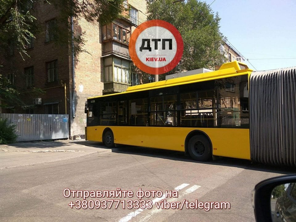 Кадры с места нашумевшего в Киеве ДТП: троллейбус на глазах шокированных водителей врезался в стену жилого дома