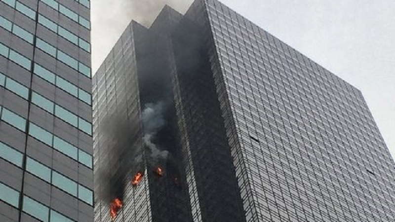 Пожар в роскошном Trump Tower унес жизнь одного человека: стало известно, пострадал ли в огне лично президент США Трамп, - кадры