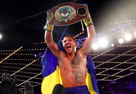 Василий Ломаченко нокаутировал чемпиона WBO Романа Мартинеса и побил рекорд по скорости завоевания титулов