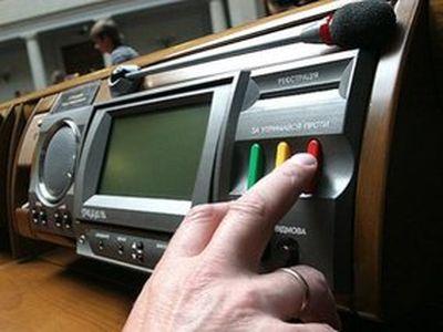 Нардепы заявили о саботаже: кнопки "за" сбоили в момент голосования об отставке Яценюка