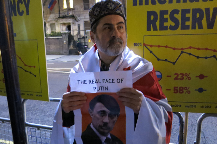 Пикет под посольством РФ в Лондоне: Путин, убирайся с Украины!