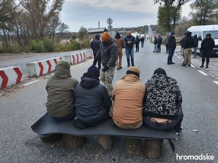 Полиция задержала ветерана АТО на пути в Золотое на акцию против разведение сил - видео