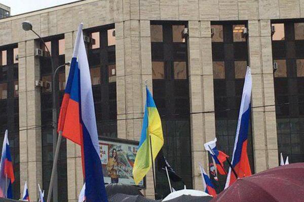 Украинский флаг на митинге в Москве лишил пропагандистов дара речи: они не знали, что делать, - фото