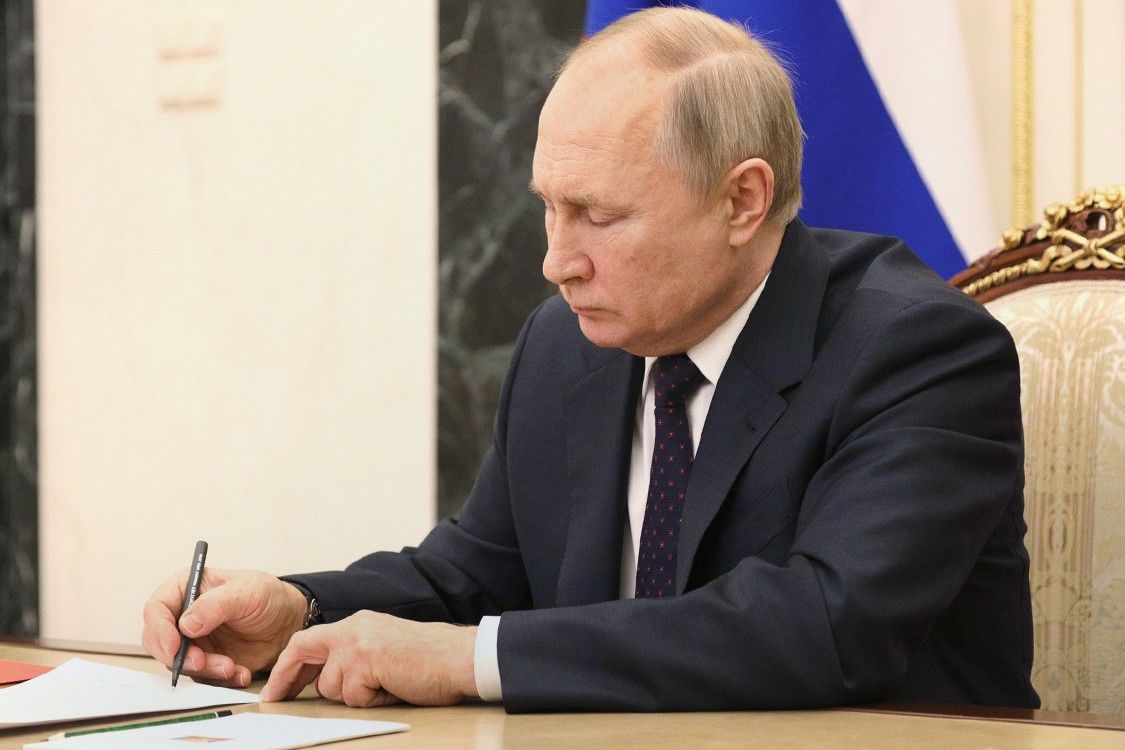 ​Проигравший Путин марает бумагу: что означает бюрократическая возня диктатора с военным положением