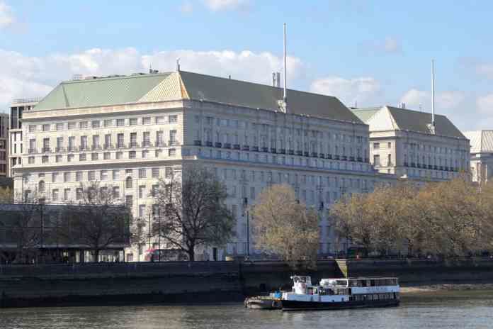 В MI5 создали инструкцию для защиты Британии от российских шпионов: "Будут подкупать и шантажировать"