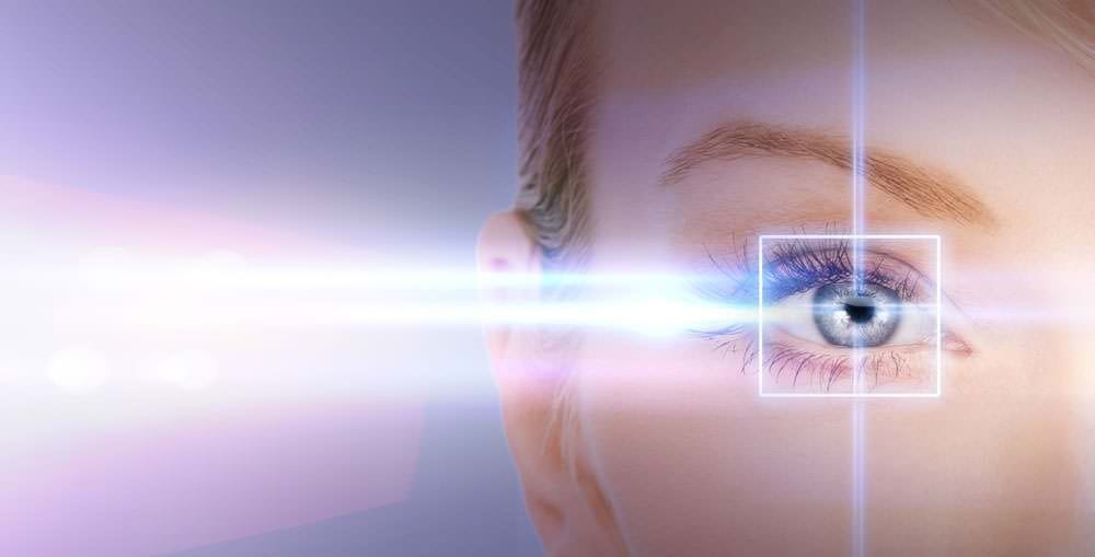 Стрелять взглядом: шотландские ученые создали нанопленку, с которой можно пускать лазерные лучи из глаз 