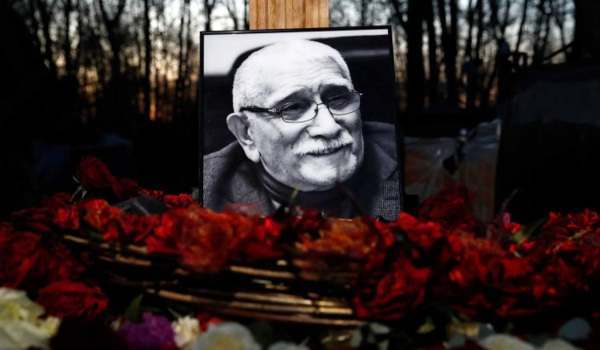 Могила Армена Джигарханяна на Ваганьковском кладбище утонула в цветах 