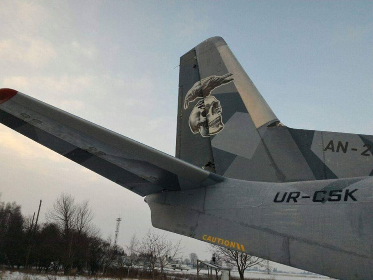 Легендарный самолет Ан-26 из фильма "Неудержимые" Сталлоне поселился в Украине - кадры