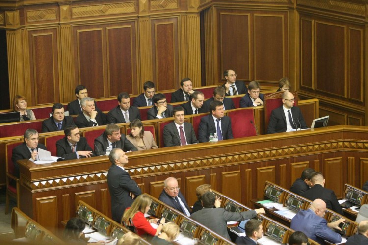 Кабмин хочет запретить госслужащим членство в партиях