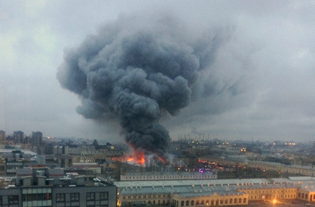 В огне 5000 кв.м: в Санкт-Петербурге полыхает огромный гипермаркет "Лента" - кадры