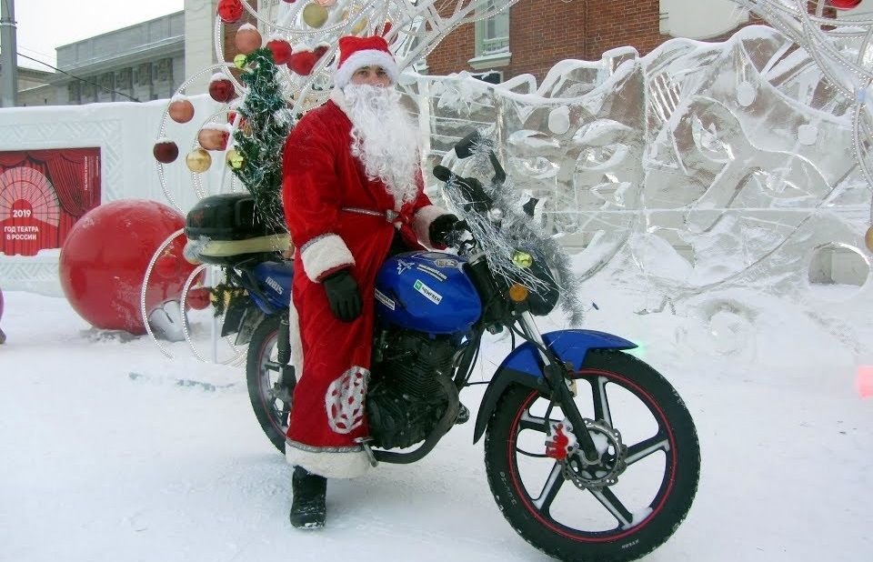 Улицы Одессы массово заполонили Деды Морозы на мотоциклах