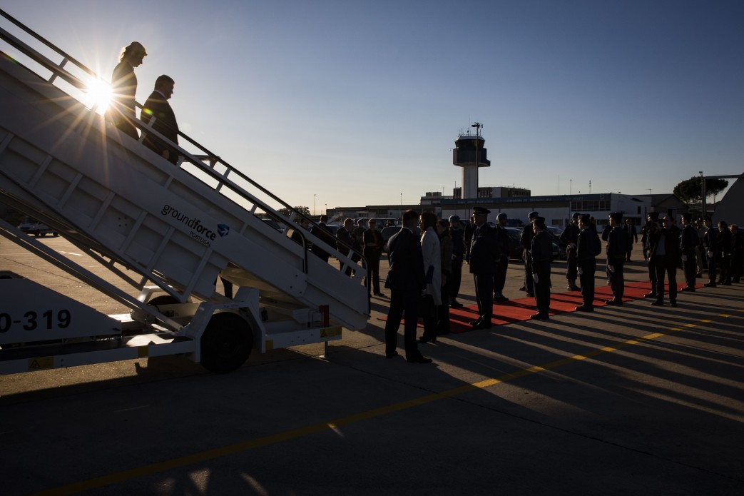 Порошенко прилетел в Лиссабон: в Португалии встретили украинского президента - фото