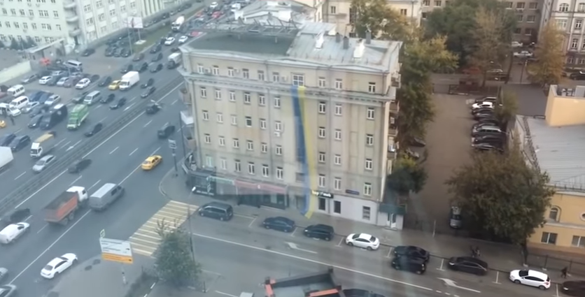 В самом центре Москвы патриоты на доме вывесили большой флаг Украины (кадры)