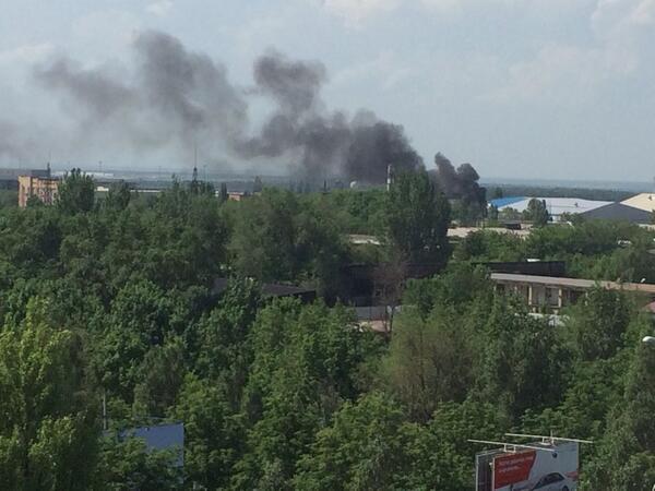 В Донецке начался пожар, в дом попал снаряд