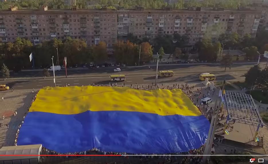 Сепаратисты, кукиш вам, а не наш город: в Мариуполе подняли самый большой флаг Украины в мире — опубликованы кадры