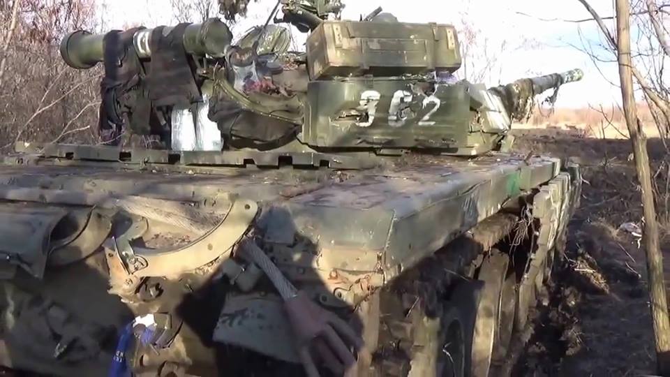 Фотофакт: разбитые в зоне АТО российские танки с обугленными телами солдат до смерти напугали заводчан в Воронеже