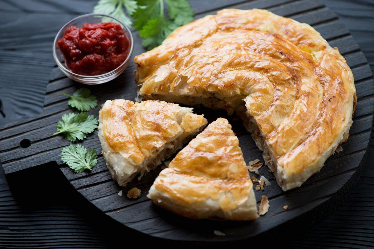 Швидка та ситна вечеря: простий рецепт смачного турецького бюрека з м'ясом