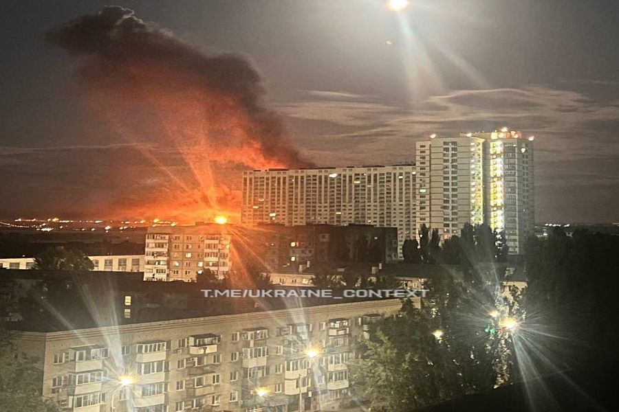 В Саратове БПЛА ВСУ устроили огненное шоу в районе НПЗ: видео серии взрывов