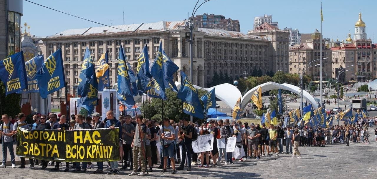"Нацкорпус" вышел на акцию протеста под Офис президента: прямая трансляция