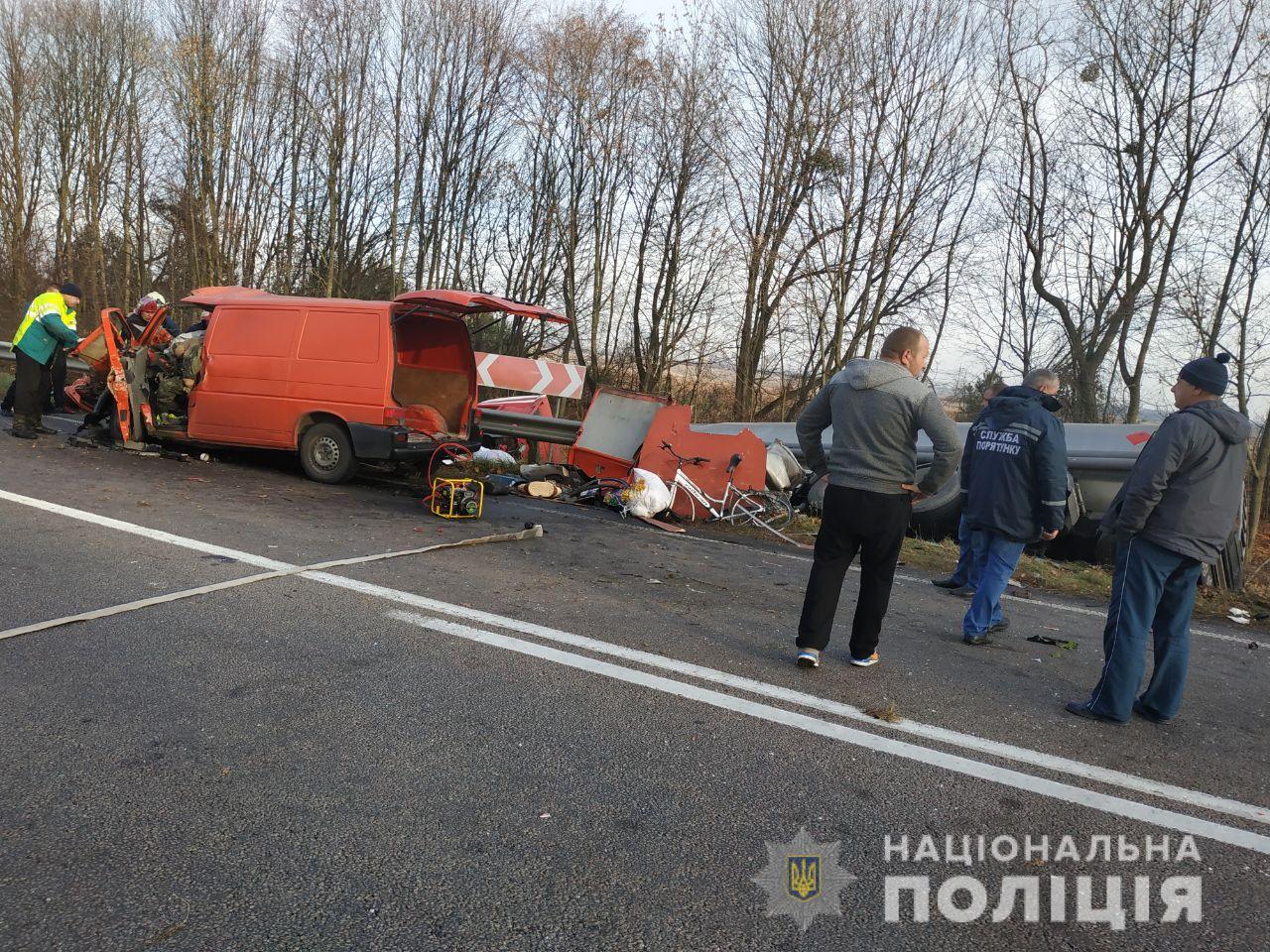 Трагическое ДТП в Ровненской области: трое погибших и перевернувшийся бензовоз из-за лихачества - кадры