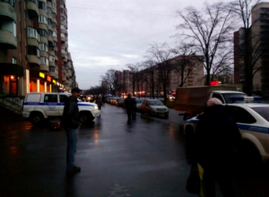 В Санкт-Петербурге десяток человек попали под перестрелку на улице, есть раненые - кадры