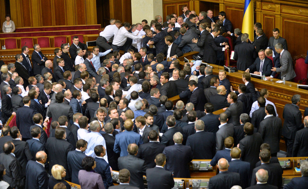 В Раде началась драка "Оппоблока" и "слуг" после слов Потураева про расстрел "ОПЗЖ" 