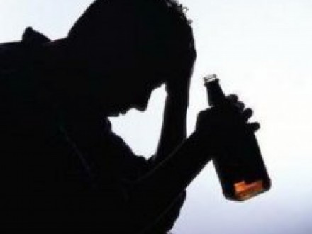 Количество погибших от отравления суррогатным алкоголем растет: в Харьковской и Донецкой областях скончалось более пятидесяти человек