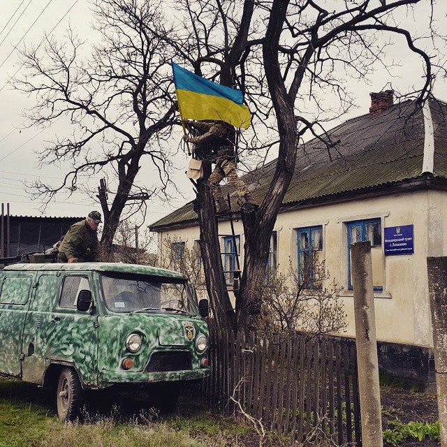 Над селом Лопаскино на Луганщине появился флаг Украины