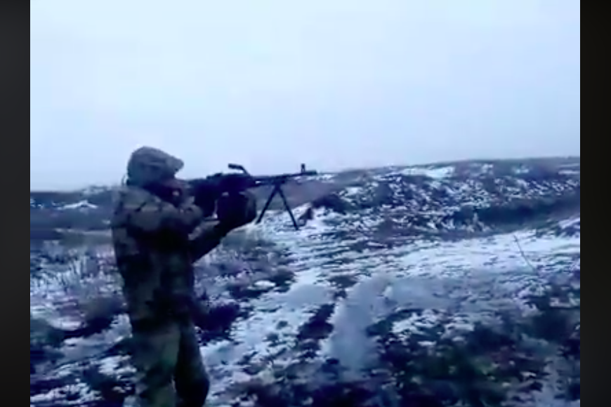 ​Видео, как бойцы ООС проводят "альтернативную экспертизу" бронежилета на Донбассе