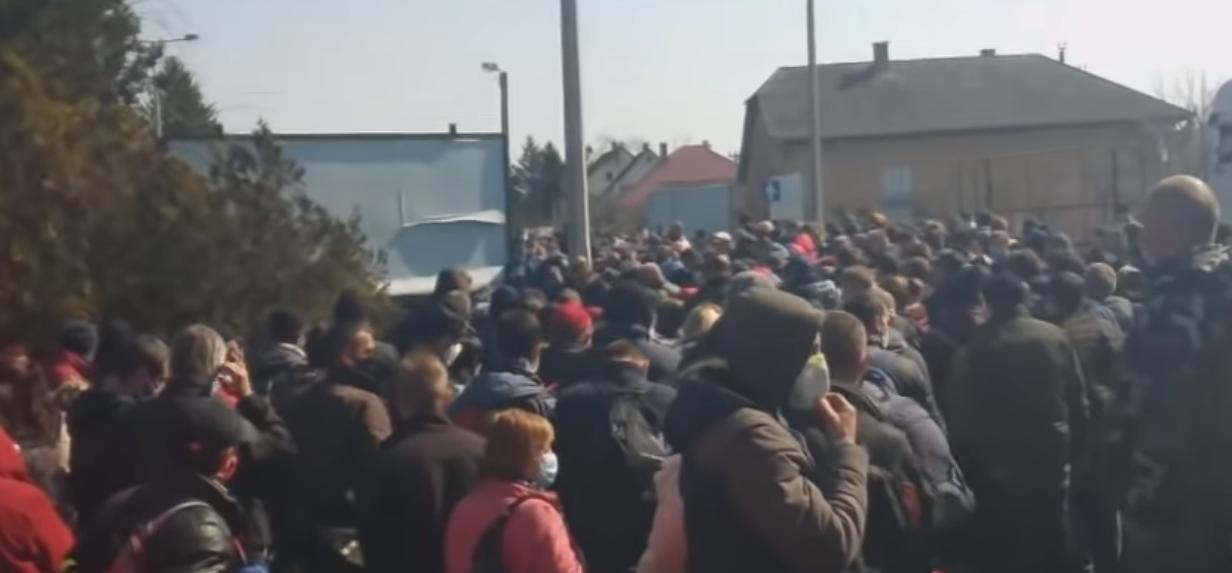 В Сети появилось видео заробитчан, возвращающихся в Украину после закрытия границ
