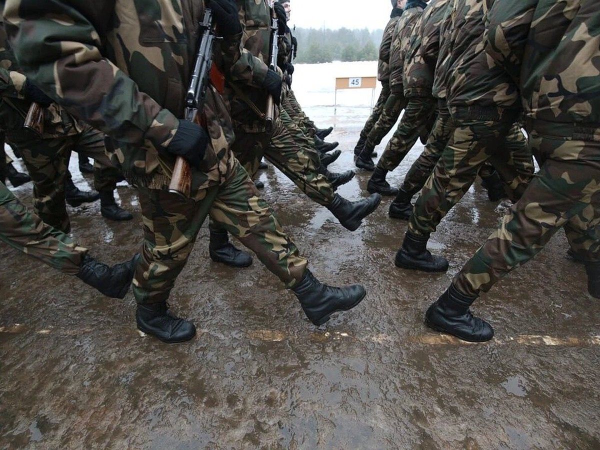 "Нищета достала! Мобилизуйте на войну всех!" – россиянки массово сдают мужей военкомам