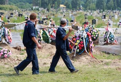 СМИ: в поселке Коммунар в Макеевке погибших хоронят без гробов из-за их отсутствия