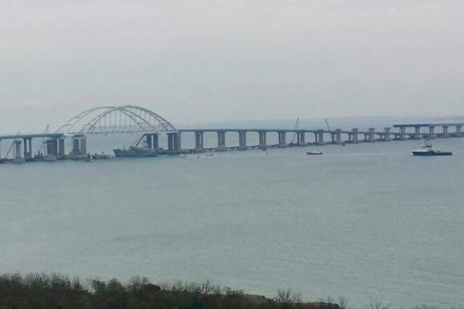 ​"Не думали, что мы пойдем так далеко", - украинские "Донбасс" и "Корец" прошли Керченский мост - кадры