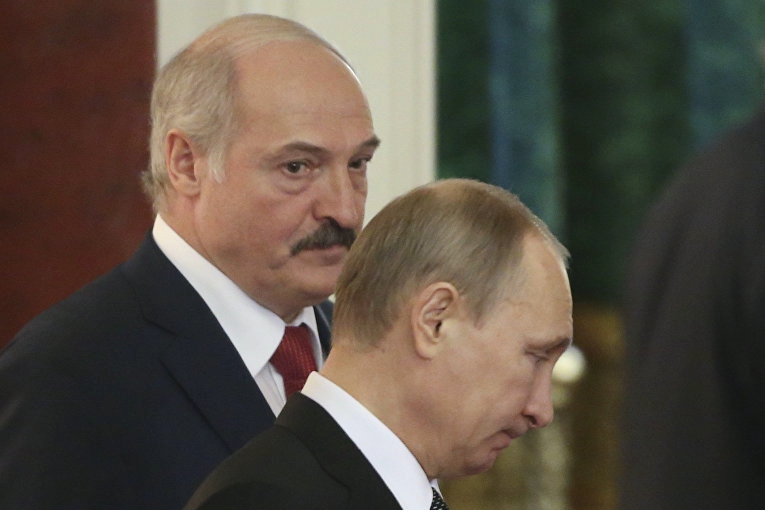 ​Странное поведение Путина на встрече с Лукашенко беспокоит россиян: соцсети уже ставят диагнозы