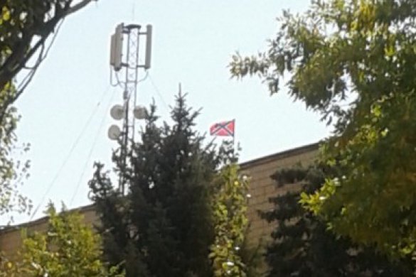 СМИ: флаг Новороссии поднят над зданием райгосадминистрации в Новоазовске