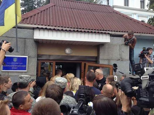 Требующие подмоги военным под Иловайском активисты пришли к Порошенко