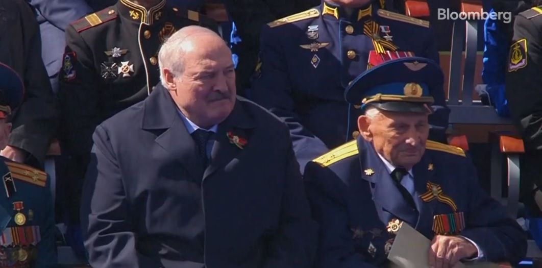 "Не смог пройти 300 метров", – у Лукашенко проблемы со здоровьем, его экстренно отправили в Минск 