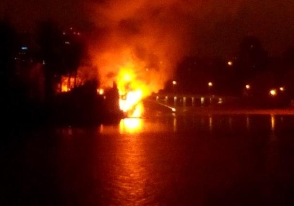 В киевском Гидропарке горит ресторанный комплекс "Млин". Опубликованы фото и видео масштабного пожара